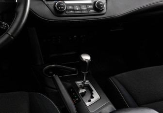 Подержанный автомобиль Toyota RAV4 2016 года (13 фото)