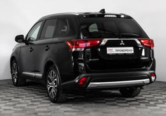 Подержанный автомобиль Mitsubishi Outlander 2018 года (7 фото)