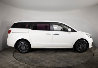 Подержанный автомобиль Kia Carnival 2016 года (4 фото)