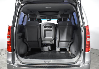 Подержанный автомобиль Hyundai Grand Starex 2010 года (22 фото)