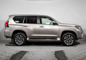 Подержанный автомобиль Toyota Land Cruiser Prado 2022 года (4 фото)