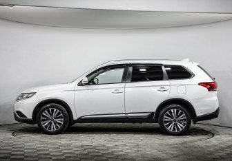 Подержанный автомобиль Mitsubishi Outlander 2020 года (8 фото)