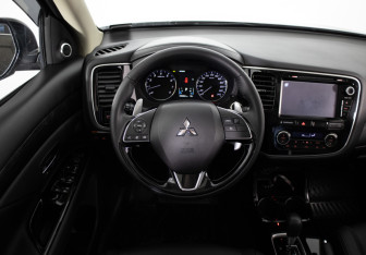 Подержанный автомобиль Mitsubishi Outlander 2015 года (11 фото)