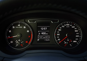 Подержанный автомобиль Audi Q3 2014 года (12 фото)