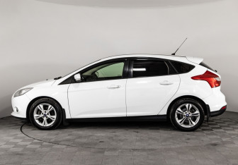 Подержанный автомобиль Ford Focus Hatchback 2012 года (8 фото)