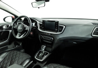 Подержанный автомобиль Kia Ceed Hatchback 2022 года (9 фото)