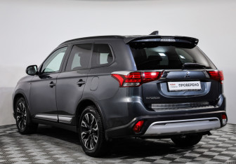 Подержанный автомобиль Mitsubishi Outlander 2022 года (7 фото)