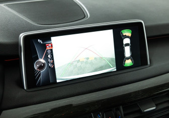 Подержанный автомобиль BMW X5 2015 года (16 фото)