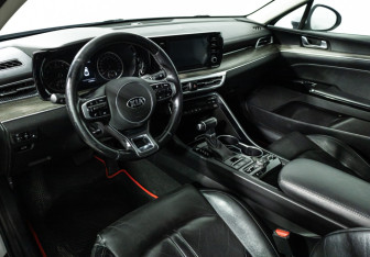 Подержанный автомобиль Kia K5 2020 года (11 фото)