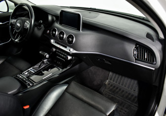 Подержанный автомобиль Kia Stinger 2018 года (13 фото)