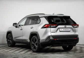Подержанный автомобиль Toyota RAV4 2021 года (7 фото)