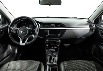Подержанный автомобиль Kia Rio Sedan 2019 года (13 фото)