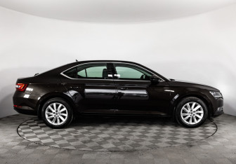 Подержанный автомобиль Skoda Superb Liftback 2017 года (5 фото)