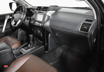 Подержанный автомобиль Toyota Land Cruiser Prado 2017 года (12 фото)
