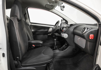 Подержанный автомобиль Peugeot 107 2012 года (16 фото)
