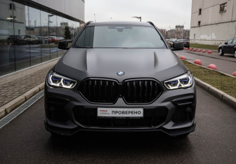 Подержанный автомобиль BMW X6 2022 года (2 фото)