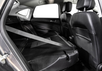 Подержанный автомобиль Opel Astra Sedan 2012 года (18 фото)