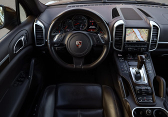 Подержанный автомобиль Porsche Cayenne 2012 года (14 фото)