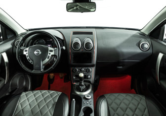 Подержанный автомобиль Nissan Qashqai+2 2011 года (13 фото)