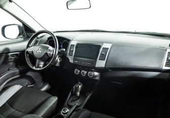 Подержанный автомобиль Mitsubishi Outlander 2011 года (9 фото)