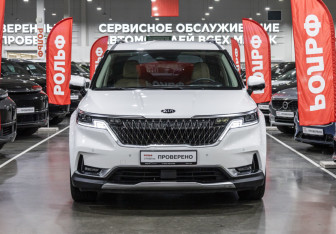 Подержанный автомобиль Kia Carnival 2020 года (3 фото)