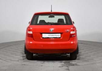 Подержанный автомобиль Skoda Fabia Hatchback 2012 года (6 фото)