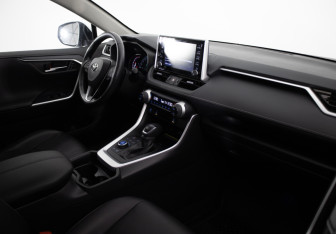 Подержанный автомобиль Toyota RAV4 2019 года (18 фото)