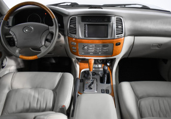 Подержанный автомобиль Lexus LX 2007 года (13 фото)