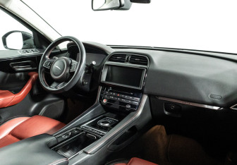 Подержанный автомобиль Jaguar F-Pace 2017 года (9 фото)