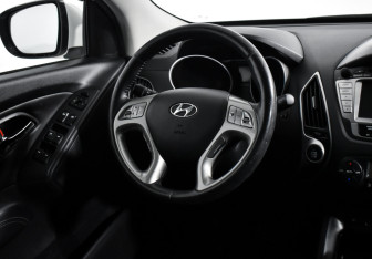Подержанный автомобиль Hyundai ix35 2012 года (15 фото)