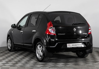 Подержанный автомобиль Renault Sandero 2013 года (7 фото)