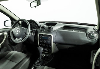 Подержанный автомобиль Renault Duster 2014 года (9 фото)