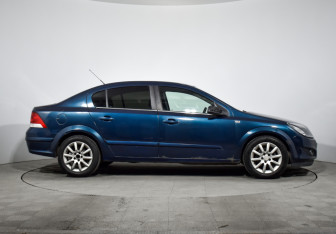 Подержанный автомобиль Opel Astra Sedan 2008 года (4 фото)