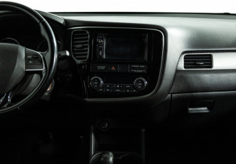Подержанный автомобиль Mitsubishi Outlander 2015 года (14 фото)
