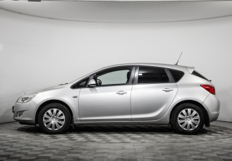Подержанный автомобиль Opel Astra Hatchback 2011 года (8 фото)