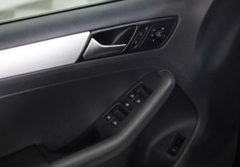 Подержанный автомобиль Volkswagen Jetta Sedan 2017 года (16 фото)