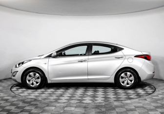 Подержанный автомобиль Hyundai Elantra Sedan 2015 года (8 фото)