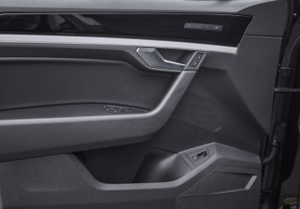 Подержанный автомобиль Volkswagen Touareg 2021 года (26 фото)