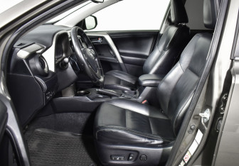 Подержанный автомобиль Toyota RAV4 2013 года (10 фото)