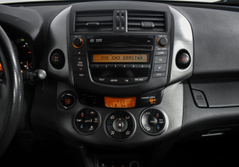 Подержанный автомобиль Toyota RAV4 2011 года (17 фото)