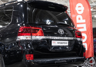 Подержанный автомобиль Toyota Land Cruiser Suv 2018 года (11 фото)