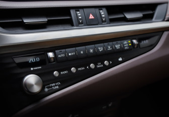 Подержанный автомобиль Lexus ES 2021 года (18 фото)