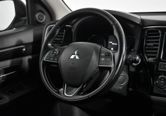 Подержанный автомобиль Mitsubishi Outlander 2019 года (15 фото)