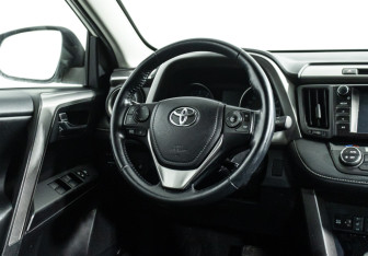 Подержанный автомобиль Toyota RAV4 2017 года (17 фото)