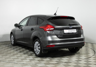 Подержанный автомобиль Ford Focus Hatchback 2017 года (7 фото)