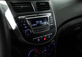 Подержанный автомобиль Hyundai Solaris Hatchback 2015 года (15 фото)