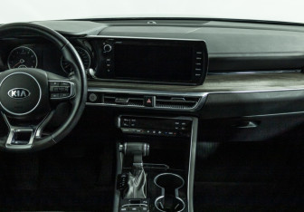Подержанный автомобиль Kia K5 2021 года (14 фото)