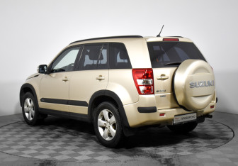 Подержанный автомобиль Suzuki Grand Vitara 2010 года (7 фото)