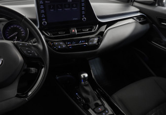 Подержанный автомобиль Toyota C-HR 2021 года (19 фото)