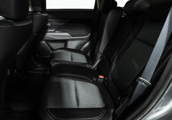 Подержанный автомобиль Mitsubishi Outlander 2020 года (10 фото)